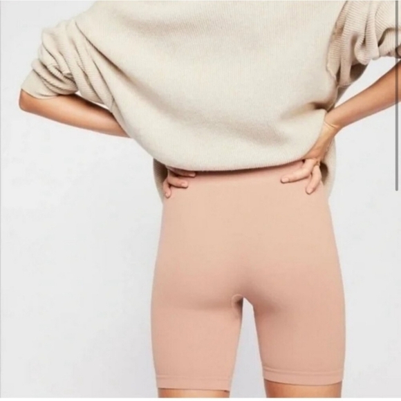 New Intimately Free People Seamless Ribbed Brown Biker Shorts NWOT Size M/L - Picture 4 of 11